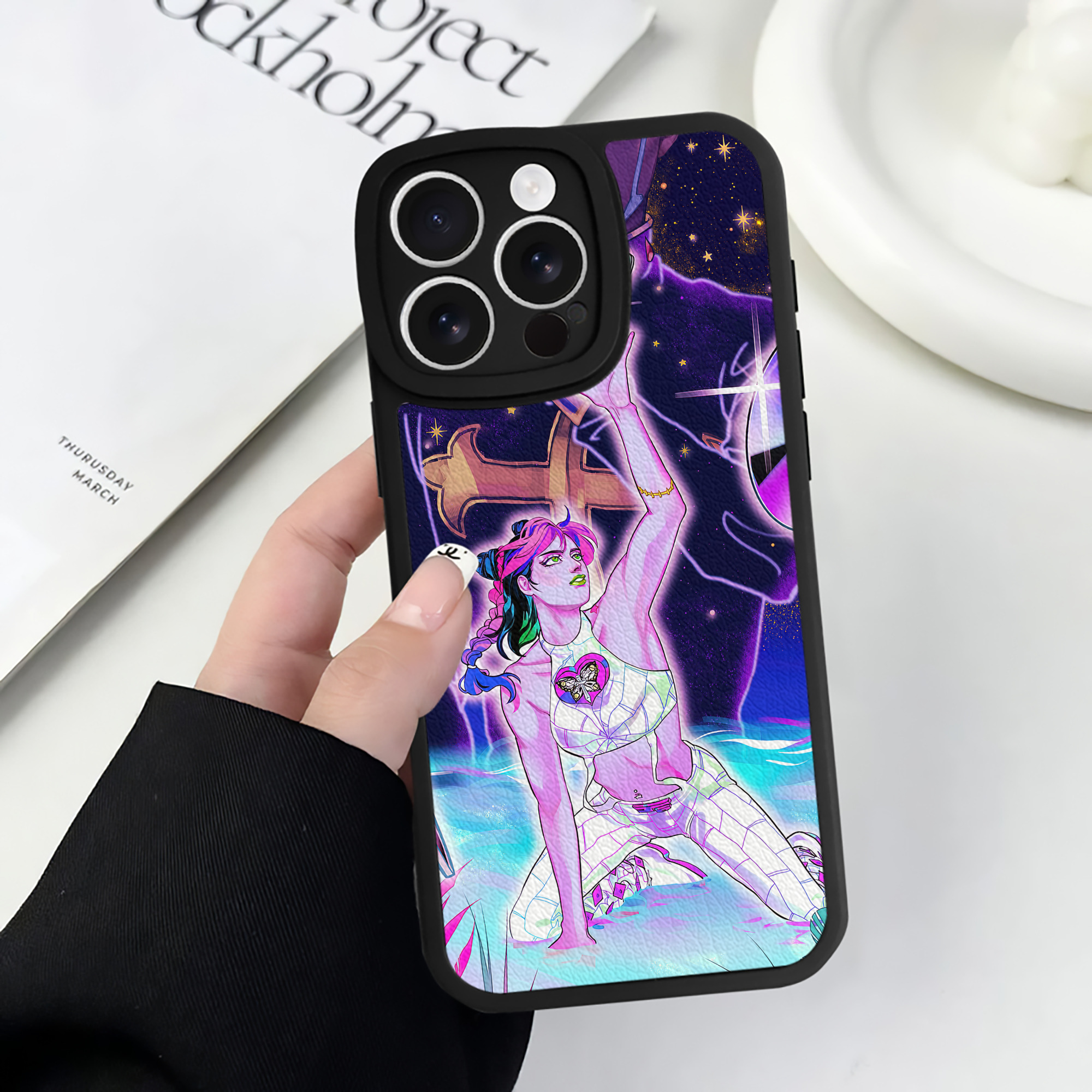 （画像用） ジョジョの奇妙な冒険 JoJo's Bizarre Adventure 【iPhone 16シリーズ対応】シリコンスマホケース（レザー調） 材質：シリコン